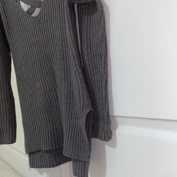 Grey modern warm sweater w/ cross back - Picture 3 of 4